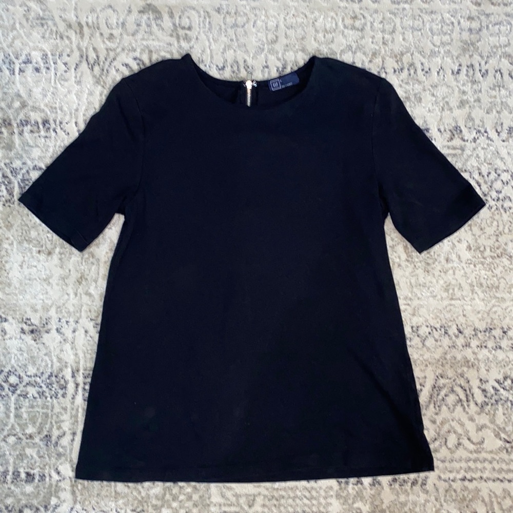Zipper back black top